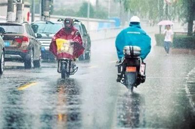 可怕!騎電動車突然自燃,車主瞬間被大火包圍!